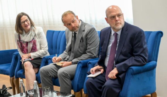 Joseph komenton fotografitë e shefit të CIA’s te Kurti: Mesazhet e tij konsistente me ato të Ambasadorit Hovenier