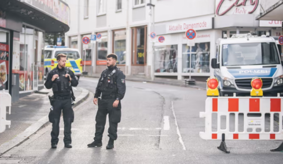 Policia gjermane arreston një 15-vjeçar për sulmin me thikë që la të vdekur tre persona