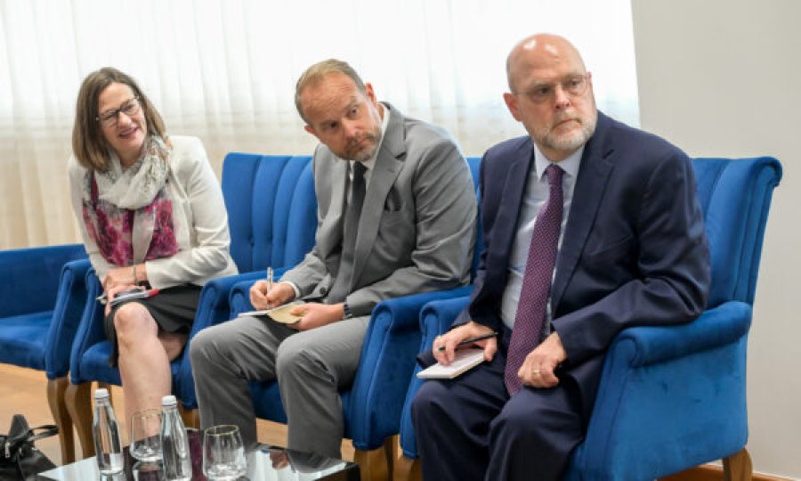 Joseph komenton fotografitë e shefit të CIA’s te Kurti: Mesazhet e tij konsistente me ato të Ambasadorit Hovenier