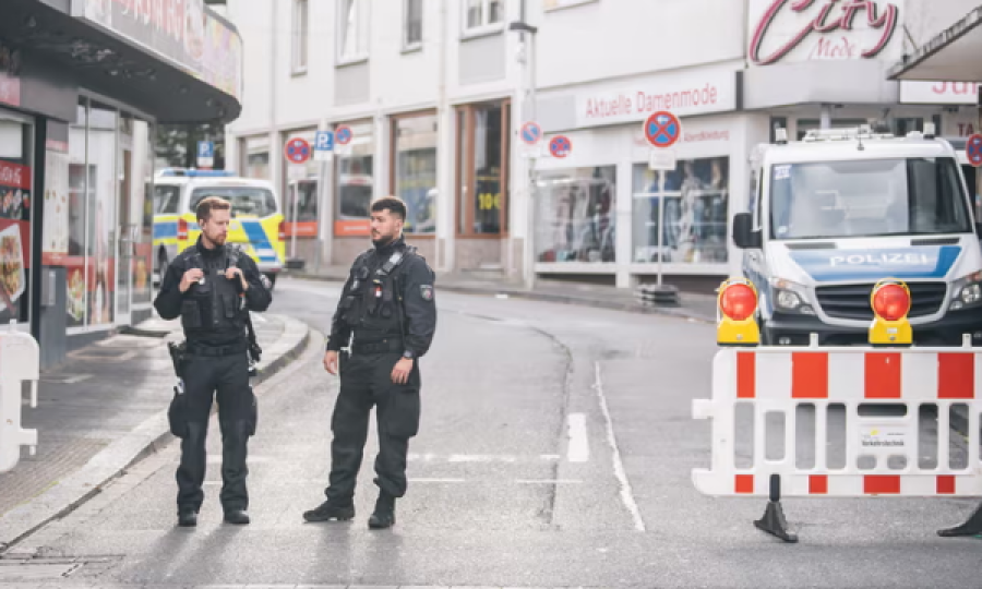 Policia gjermane arreston një 15-vjeçar për sulmin me thikë që la të vdekur tre persona
