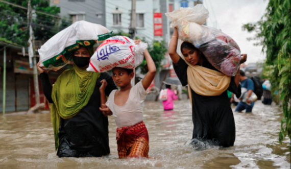 Bangladeshi po e fajësonë Indinë për përmbytje katastrofike në këtë shtet