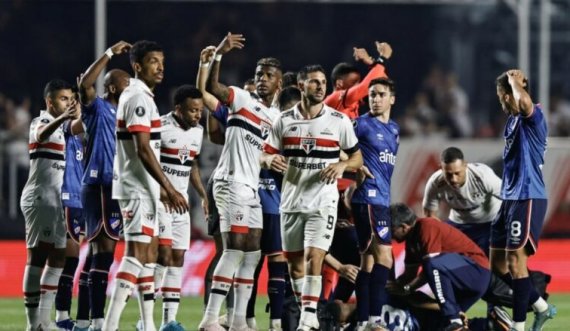 Vdes në spital futbollisti 27 vjeqar uruguajan që rrëzua pa ndjenja në fushë në ndeshjen e Copa Libertadores