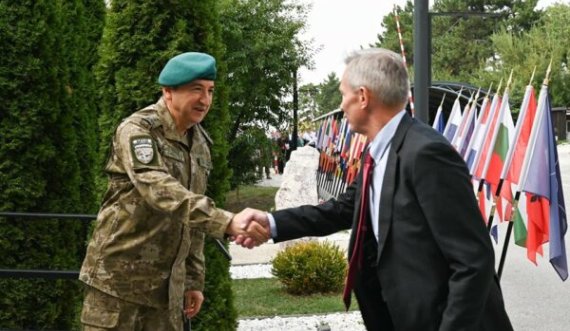 Zyrtari i lartë i NATO-s në Prishtinë, Ulutas e njofton me aktivitetet e KFOR-it dhe për përkrahjen për Dialogun