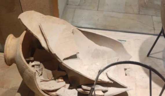 Një vazo 3500-vjeçare është bërë aksidentalisht në copa