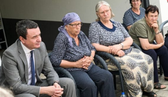 Albin Kurti takon gratë e Krushës së Vogël në Ditën Ndërkombëtare të Personave të Zhdukur