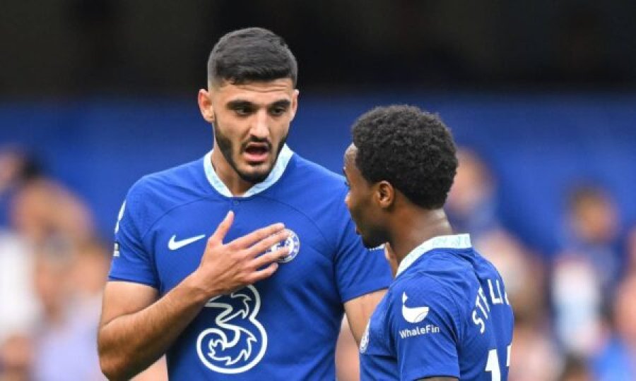Vendimi pas mesnate, Chelsea zyrtarizoi largimet e Sterling dhe Brojës 