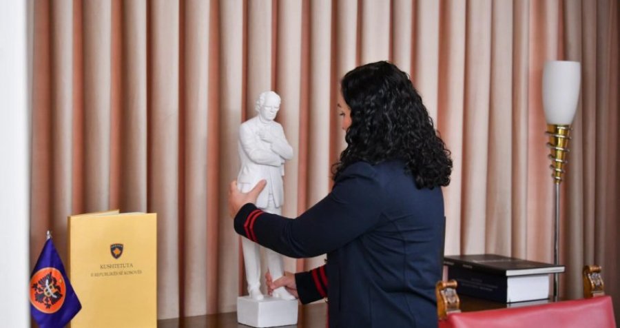 Skulptura e Ibrahim Rugovës vendoset në zyrën e Vjosa Osmanit