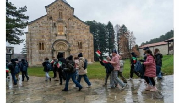Nxënësit shqiptarë vizituan Manastirin e Deçanit