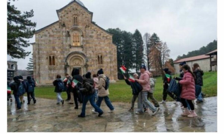 Nxënësit shqiptarë vizituan Manastirin e Deçanit