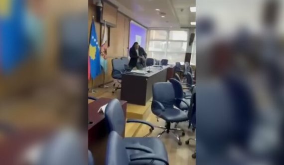 Gëzim Sveçla i VV’së demolon sallën e mbledhjeve në Komunë të Prishtinës