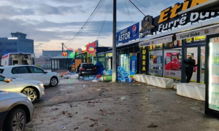 Vetaksident në magjistralen Prishtinë - Ferizaj, vetura futet në market