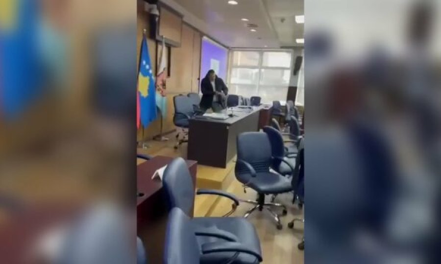 Gëzim Sveçla i VV’së demolon sallën e mbledhjeve në Komunë të Prishtinës