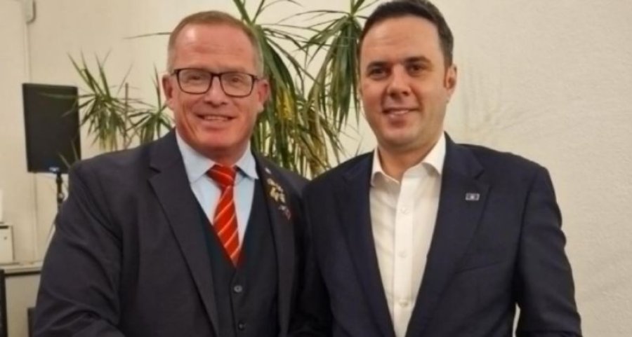 Politikani austriak që mbështeste Kurtin, tash thotë se është koha për ta përkrahur Abdixhikun