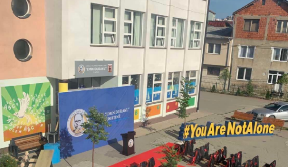 Disa vetura dyshuese po shihen pranë shkollave fillore në Prishtinë