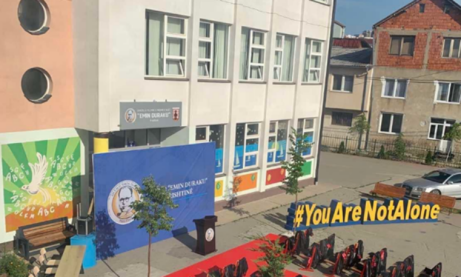 Disa vetura dyshuese po shihen pranë shkollave fillore në Prishtinë