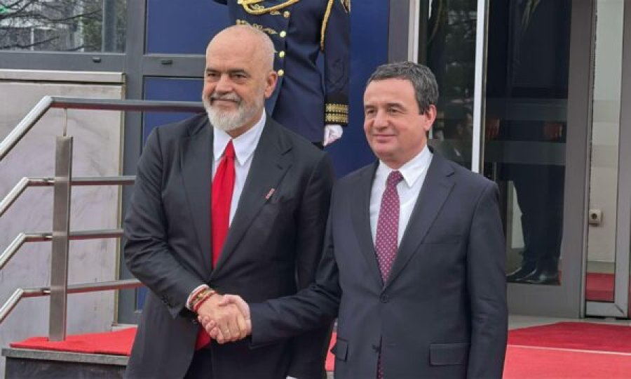 Kurti ka pritur në takim kryeministrin Edi Rama në ndërtesën e Qeverisë