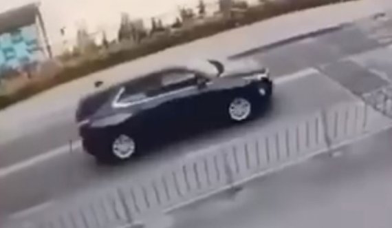 Publikohet video kur një veturë është përfshirë nga flakët pas një shpërthimi 