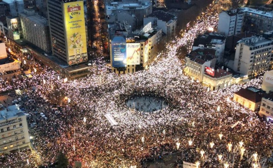 Protesta masive në Beograd kundër regjimit të presidentit Aleksandar Vuçiç