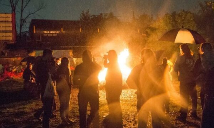 Rumunët nervozohen me fishekzjarret, një banor thotë 'ndihemi sikur të ishim në Kosovë'