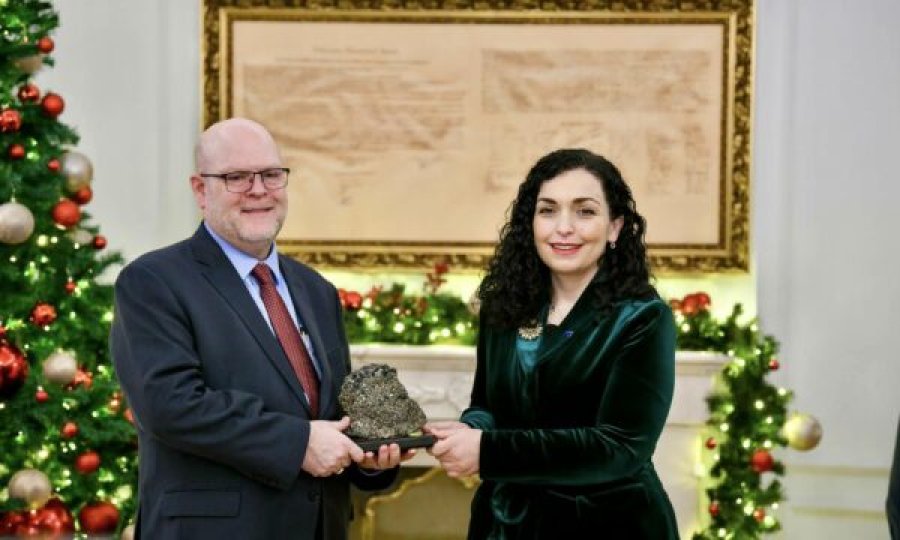 Vjosa Osmani shkruan për gurin e Trepçës që ia dhuroi Hovenierit