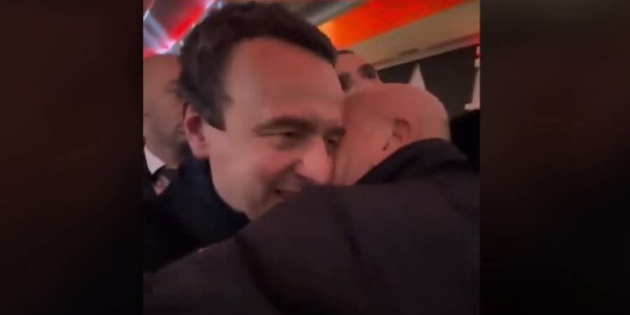 Qytetari e puthë në faqe Albin Kurtin: O baba jem...