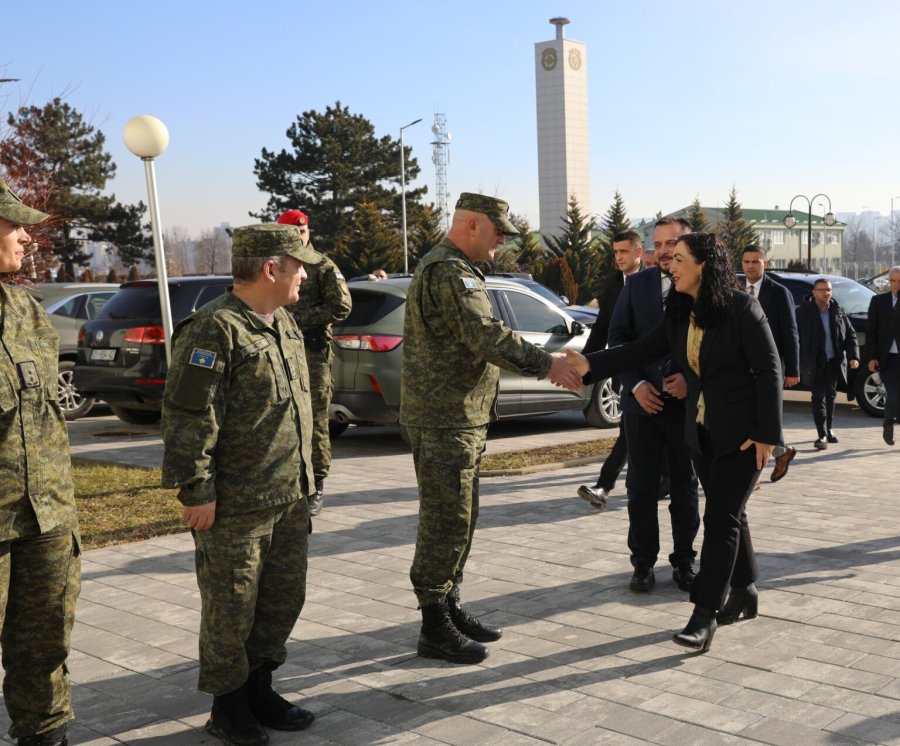 Osmani uron ushtarët e FSK-së për fundvit: Të kontribuojmë në të mirë të paqes
