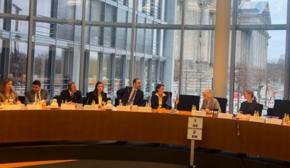 Donika Gërvalla në Bundestag flet për “nevojën e sanksioneve ndaj Serbisë” me deputetët e Komisionit për Mbrojtje