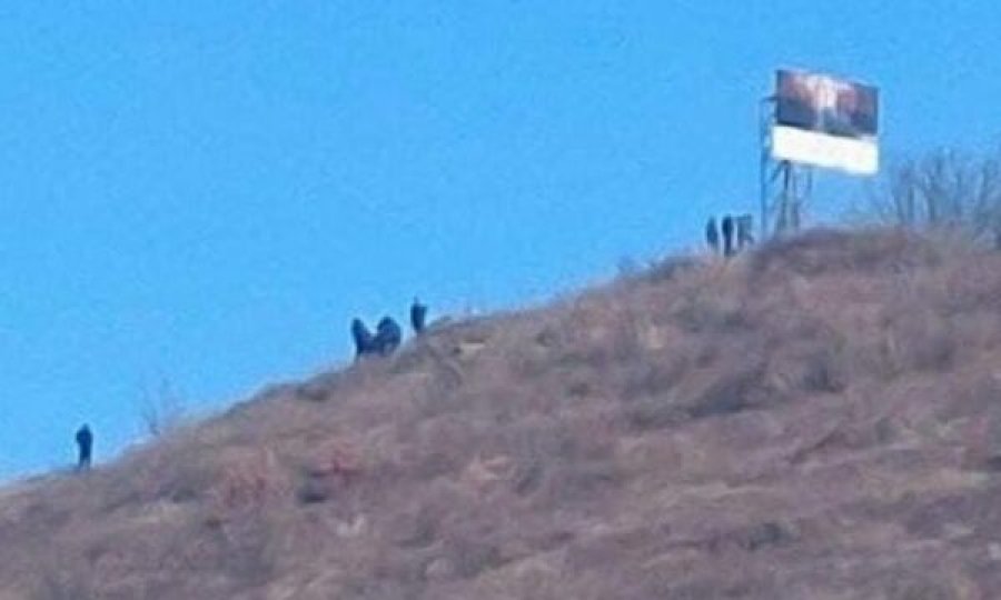 Policia e Kosovës largon edhe një billbord me flamur të Serbisë në një kodër të Zveçanit