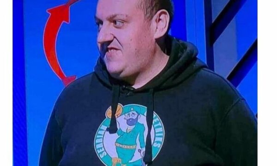 Një garues i quajtur Nikola provokoi shikuesit e televizionit boshnjak, shfaqet në një kuiz me bluzën ku shkrihej “Çetnikët serbë”