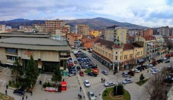Burri ua mbyll derën e shtëpisë gruas dhe fëmijëve në Mitrovicë