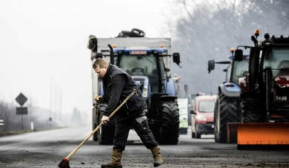 Fermerët në Belgjikë me 15 traktorë ‘zbarkojnë’ jashtë shtëpisë së kryeministrit