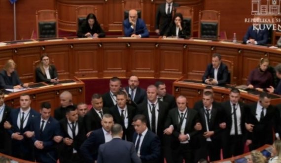 Përplasje në Kuvendin e Shqipërisë, seanca plenare mbyllet
