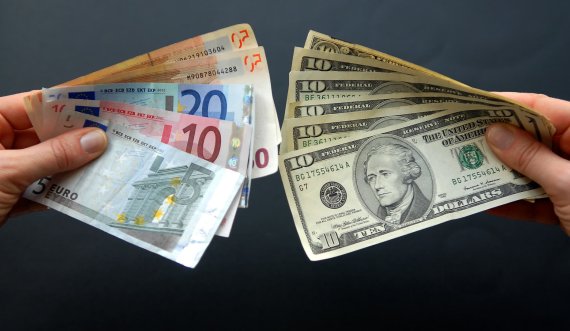 Nëse jo EURO, atëherë dollari-mbret në Kosovë!