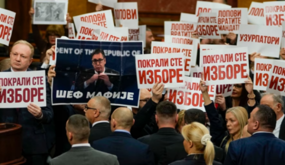 Kuvendi i Serbisë konstituohet mes fishkëllimave e pankartave – opozita betohet në korridor