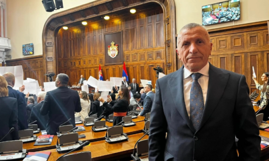 Kamberi: Pushtet e opozitë në Serbi akuzojnë njëri-tjetrin për bashkëpunim me Kurtin