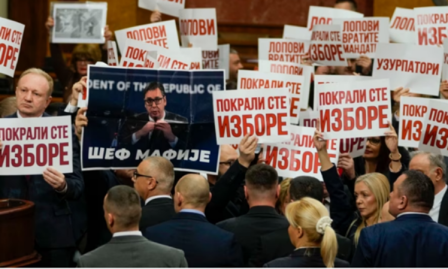 Kuvendi i Serbisë konstituohet mes fishkëllimave e pankartave – opozita betohet në korridor