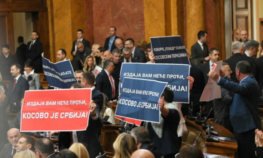 Seanca konstituive e Kuvendit në Serbi, deputetët mbajnë në duar pankarta ku shkruhet “Kosova është Serbi”