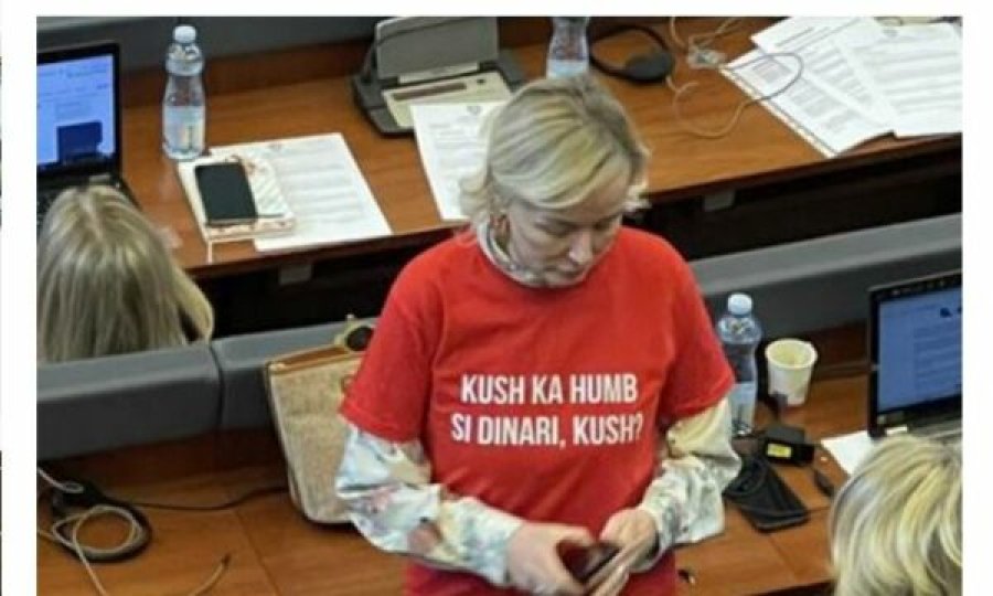 Adriana Matoshi me mbishkrim në bluzë: “Kush ka humb si dinari, kush?”