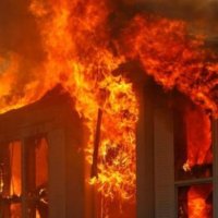 Një fëmijë i moshës rreth 1 vjeç ka vdekur pas një zjarri në një shtëpi 