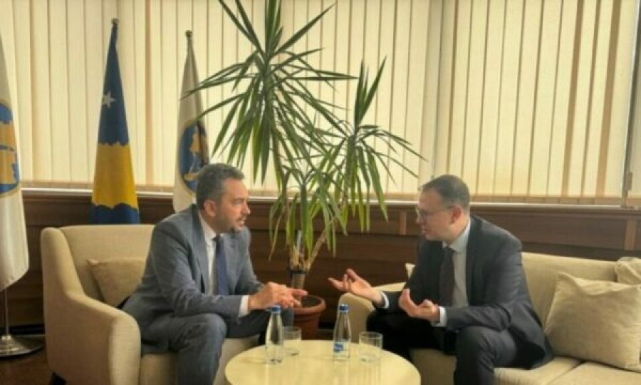 Radoniqi takohet me ambasadorin e Turqisë, e njofton se janë ende në proces të verifikimit nënshkrimet e peticionit në komunat veriore