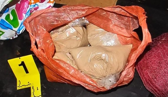 Policia gjatë një aksioni konfiskon drogë, vetura, armë  dhe municion në Gjilan