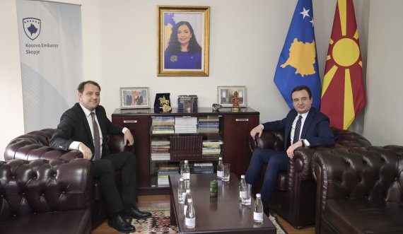 Albin Kurti vizitoi ambasadën e Kosovës në Shkup, me Qehajën folën për nivelin e bashkëpunimit me Maqedoninë e Veriut 