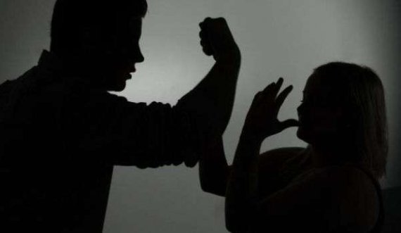Mitrovicë: Djali e rrah nënën e tij, shkak mosmarrëvëshja rreth një kontesti pronësor