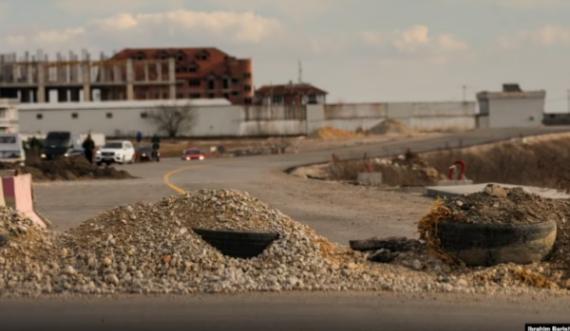 Një kontratë e re për rrugën me telashe të vjetra – Kur kryhet rruga drejt Mitrovicës?