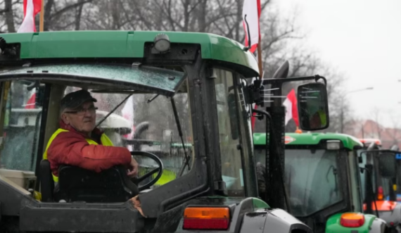 Fermerët polakë në grevë, bllokojnë kufirin me Ukrainën