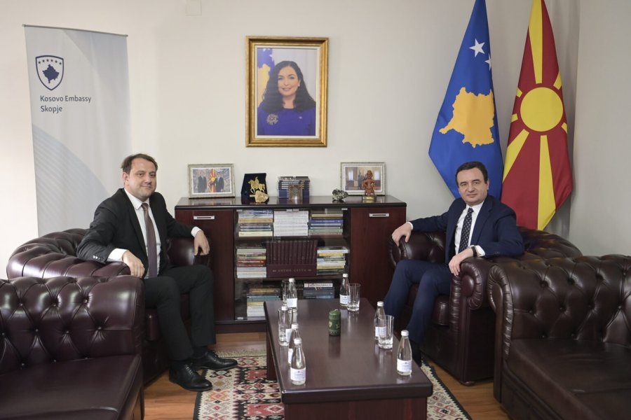 Albin Kurti vizitoi ambasadën e Kosovës në Shkup, me Qehajën folën për nivelin e bashkëpunimit me Maqedoninë e Veriut 