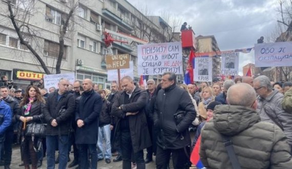 Policia njofton se protesta e serbëve në veri ka përfunduar e qetë dhe pa incidente