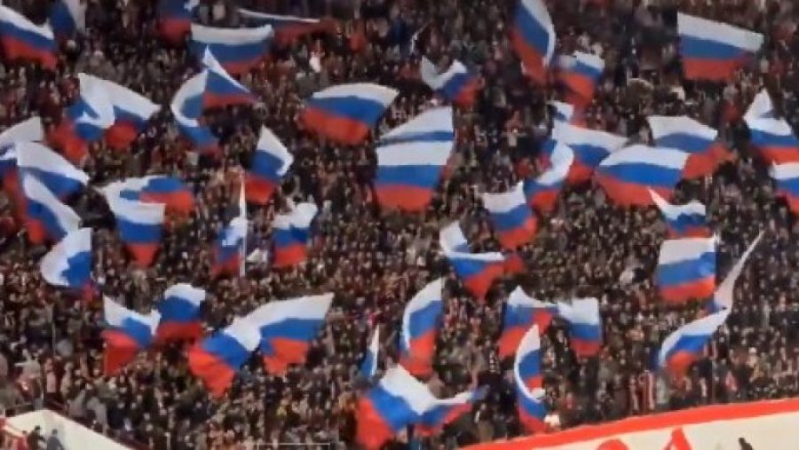 Tifozët serbë me flamuj rusë në stadium, ky ishte reagimi i Mujanoviqit