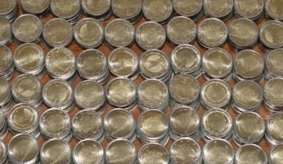 Podujevë: Punëtorja e bankës dorëzon në Polici 7380 monedha metalike nga 2 €, dyshohet se janë të falsifikuara