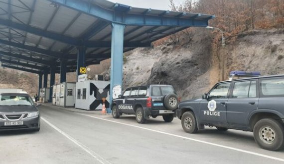 Raportohet se një automjet me dinarë u ndalua në Jarinjë, Dogana: I udhëzuam t’i ndjekin njoftimet e BQK-së